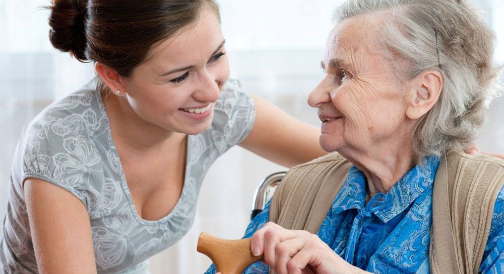 Eine Pflegekraft betreut eine Seniorin in der häuslichen Pflege